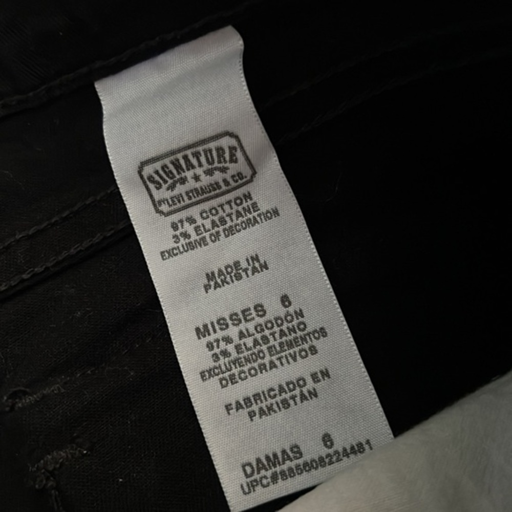 Levi’s signature black flap pocket cropped jeans - Picture 4 of 9